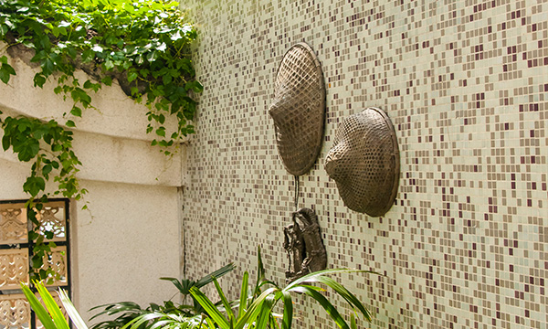 Items commonly used by farmers, such as straw hats and straw shoes, have become part of the design elements in Ching Ho Estate.