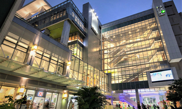 「大本型」商場樓高八層，提供一站式的時尚購物、餐飲、娛樂和休閒體驗。