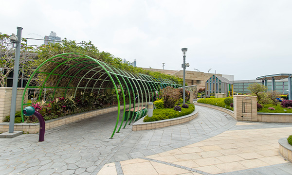商場的空中花園設有休憩區和多項兒童遊樂設施。