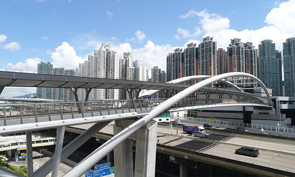 這是公共屋邨中跨度最長的行人天橋，全長145米、闊約6米，把海達邨及海盈邨連接起來。