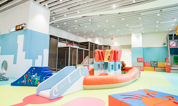 The building's children's play facilities provide a fun and safe space for kids to play and enjoy themselves.