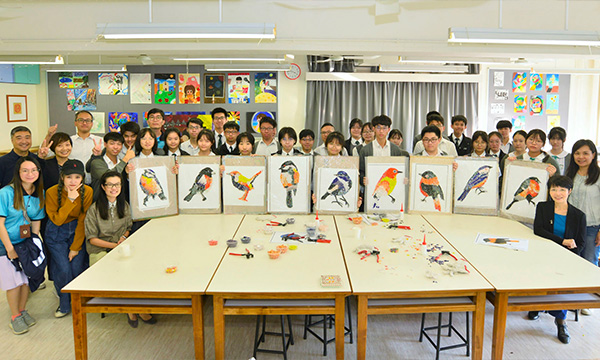 皇后山邨的藝術發展團隊邀請了粉嶺官立中學的同學們參與製作兩組藝術作品，讓同學投入其中，享受創作樂趣。