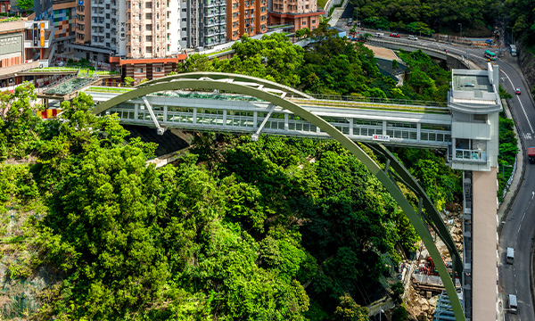 这座长约78 米连接水泉澳邨与水泉坳街的大型行人天桥，荣获2018年卓越结构大奖 (香港基建和桥梁项目)。